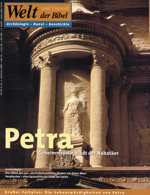 Das Cover zeigt Welt und Umwelt der Bibel und den Titel Petra – Geheimnisvolle Stadt der Nabatäer. Das Foto zeigt eine in Fels gehauene Fassade im warmen Licht. Unten stehen archäologische Themen und der Hinweis auf einen großen Faltplan.