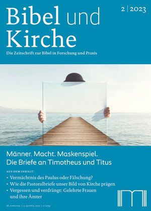 Eine Person hält ein transparentes Bild, das Steg und Meer fortsetzt. Die überblendete Identität verweist auf Maskenspiel, verdeckte Rollen und Macht. Das ruhige Motiv wirkt symbolisch und mehrdeutig.